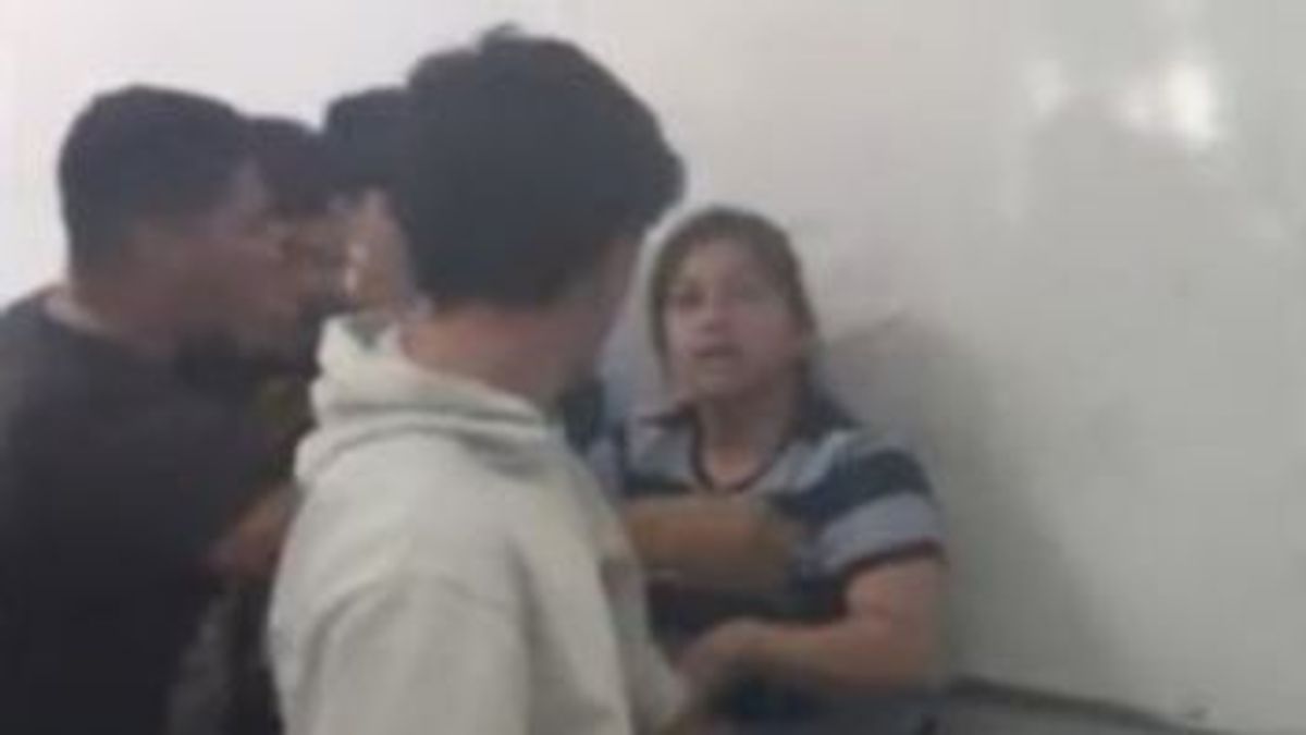 Una madre irrumpe en la clase de un instituto y golpea al joven que hace bullying a su hijo
