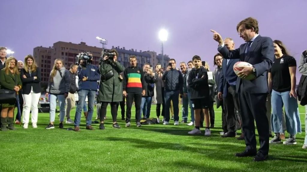 Almeida se veía venir otro pelotazo viral con el balón de rugby: "Va a haber una costalada" (Noviembre 2022)