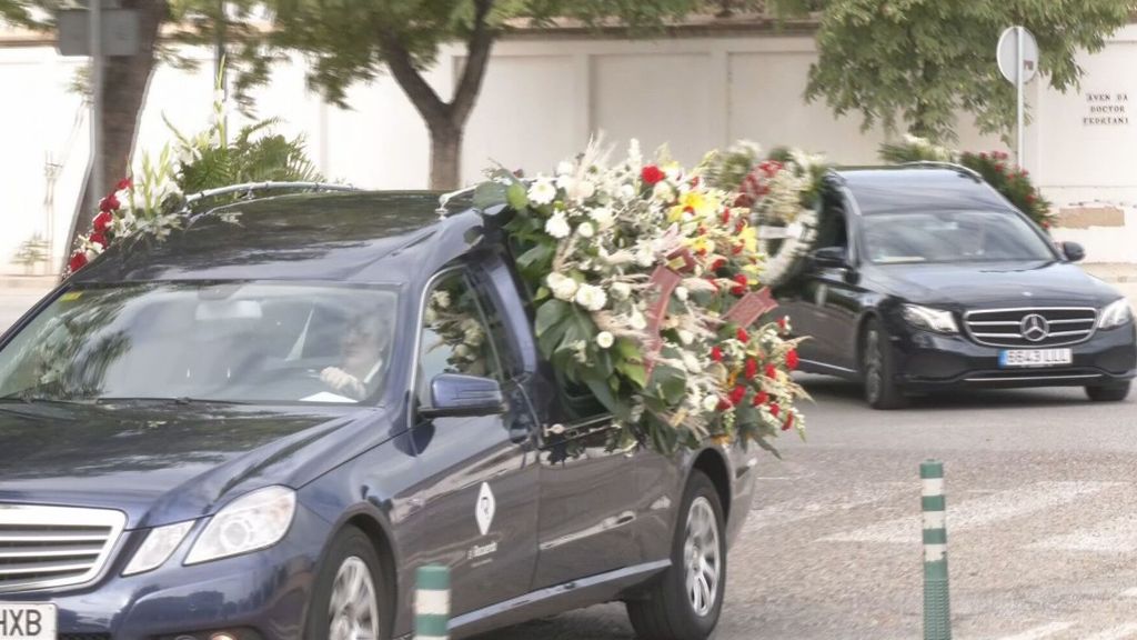 Dos coches fúnebres son necesarios en la despedida de Jesús en Sevilla