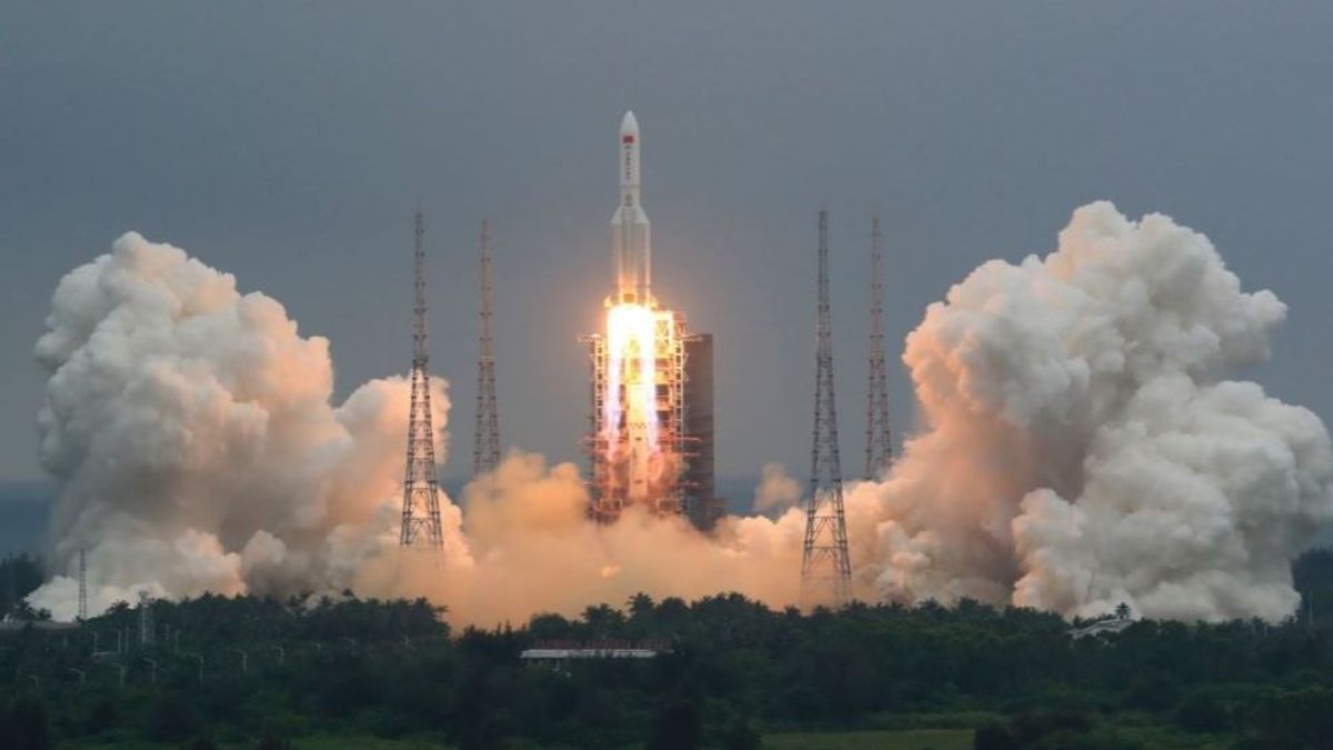 Cohete Larga Marcha 5B que puso en órbita el módulo central de la estación espacial china