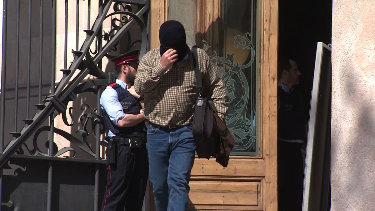 El exprofesor de los Maristas, Joaquín Benítez, a la salida de los juzgados en Barcelona. El exprofesor de los Maristas, Joaquín Benítez, a la salida de los juzgados en Barcelona.