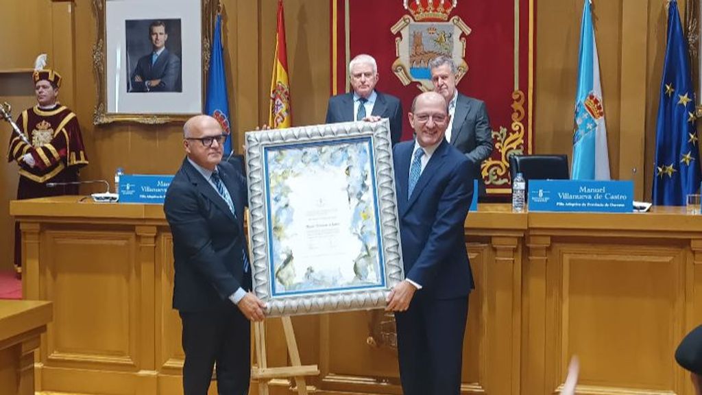 El presidente de la Diputación de Ourense, Manuel Baltar, le ha entregado el título.
