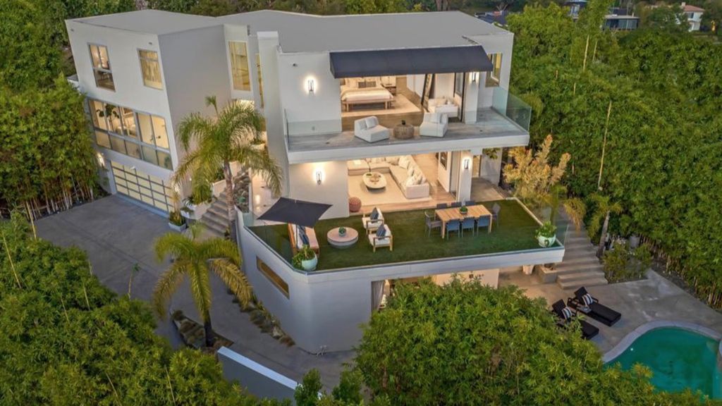 Esta tiene piscina y jacuzzi.