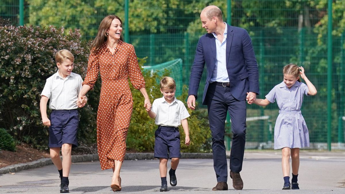 Kate Middleton y el príncipe William con sus hijos el príncipe George, la princesa Charlotte y el príncipe Louis.