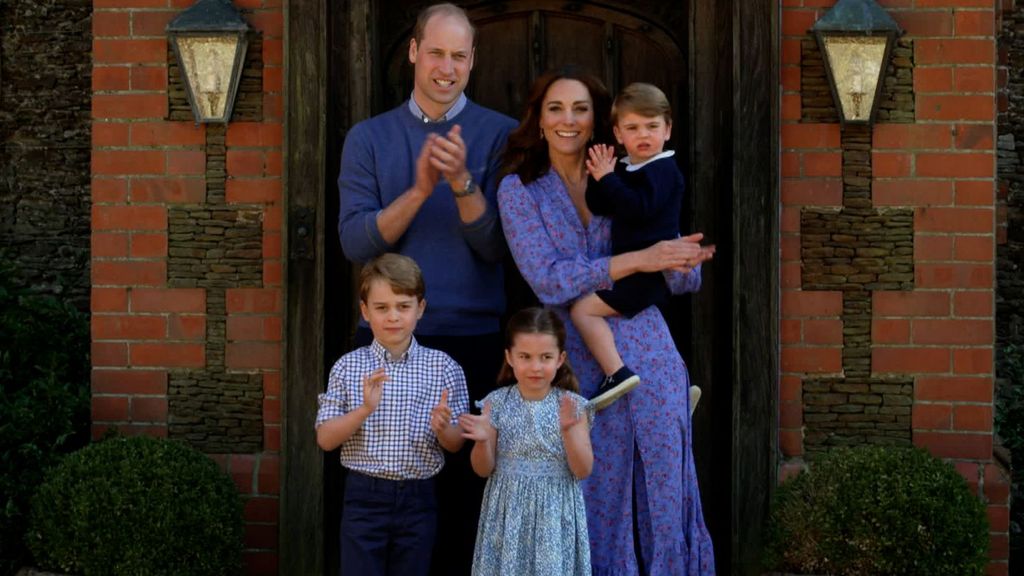 Kate Middleton y el príncipe William con sus hijos el príncipe George, la princesa Charlotte y el príncipe Louis.