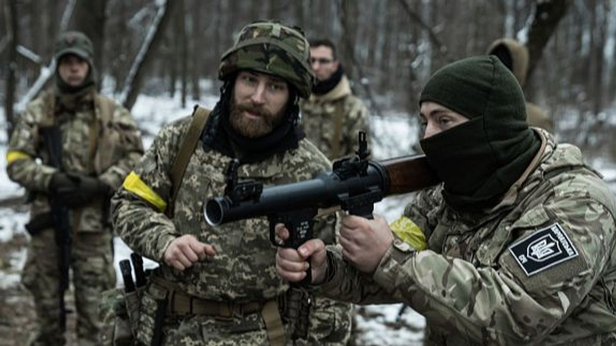 KYIV, UKRAINE - MARCH 1: Ukrainian soldiers of Karpatska Sich Battalion practice with weapons in a forest on a defense line on March 1, 2022 in Kyiv, Ukraine. Russia launched a large-scale invasion of Ukraine on February 24, 2022, triggering the largest military attack in Europe since World War II. (Photo by Serhii Mykhalchuk/Global Images Ukraine via Getty Images)