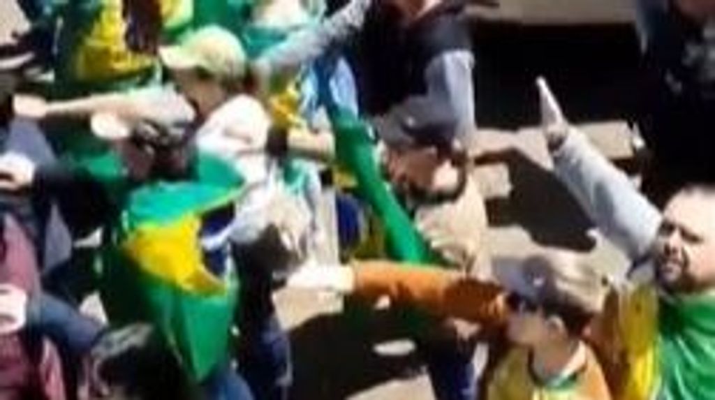 La Fiscalía de Brasil investiga las imágenes de los 'bolsonaristas' haciendo el saludo nazi con el himno
