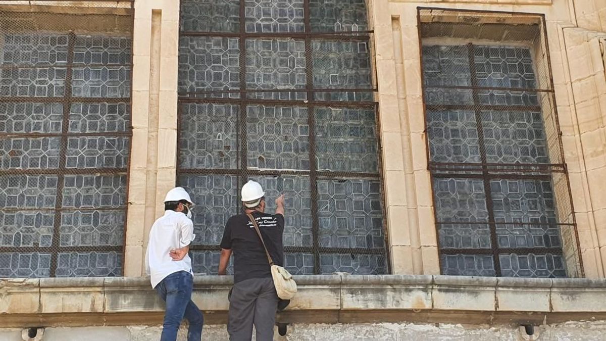 Las manos de José Luis Camacho restauran las vidrieras de la Catedral de Jaén