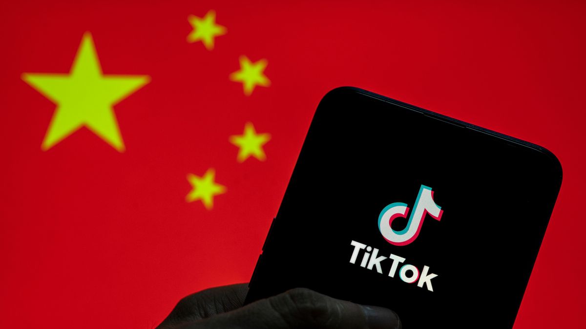 Logotipo de TikTok en un dispositivo móvil Android con la bandera de la República Popular China de fondo