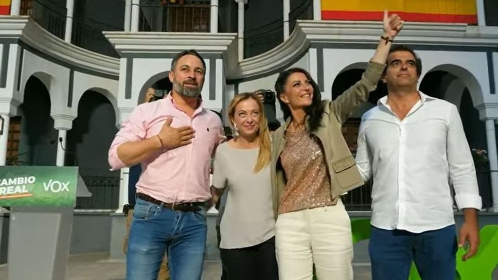 Macarena Olona junto a Giorgia Meloni y Abascal en una acto electoral en Marbella