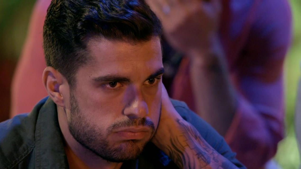 Mario ve las imágenes de Laura hablando bien de él