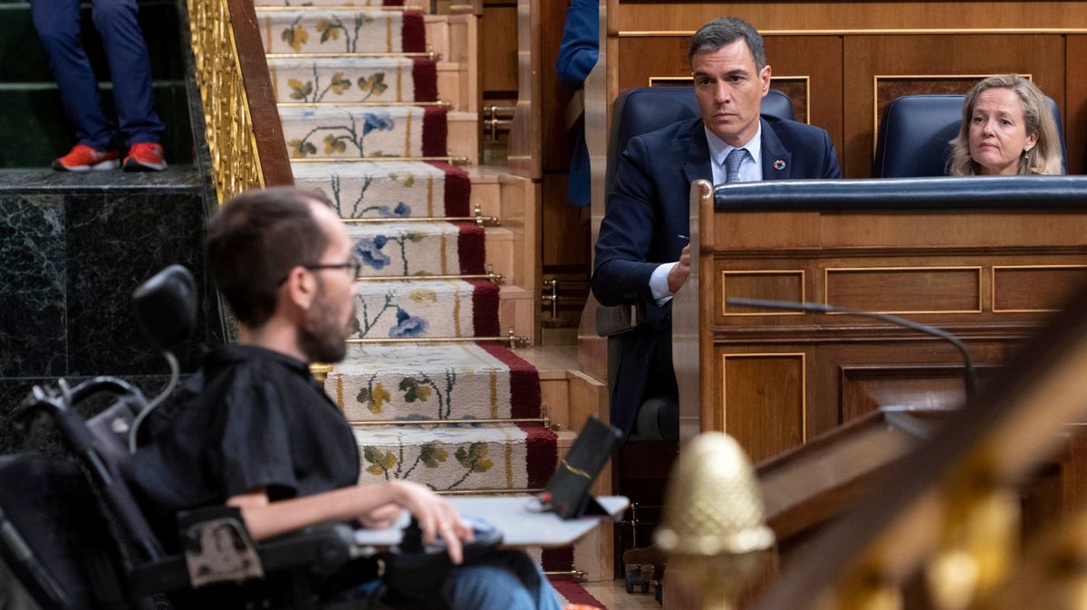 Pablo Echenique pasa ante Sánchez y Calviño en el hemiciclo del Congreso