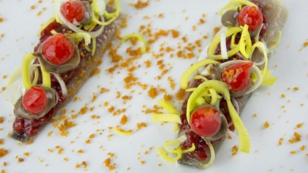 Sardina ahumada, con puerro, ajo negro y lágrimas de pimiento