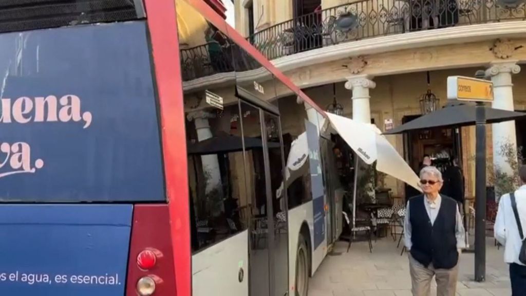 Un autobús urbano sin conductor se estrella contra un icónico edificio de Jerez
