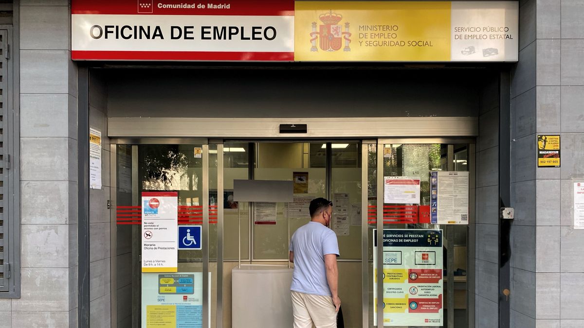 Un hombre entra a la oficina de empleo de Acacias, a 4 de octubre de 2022, en Madrid (España)