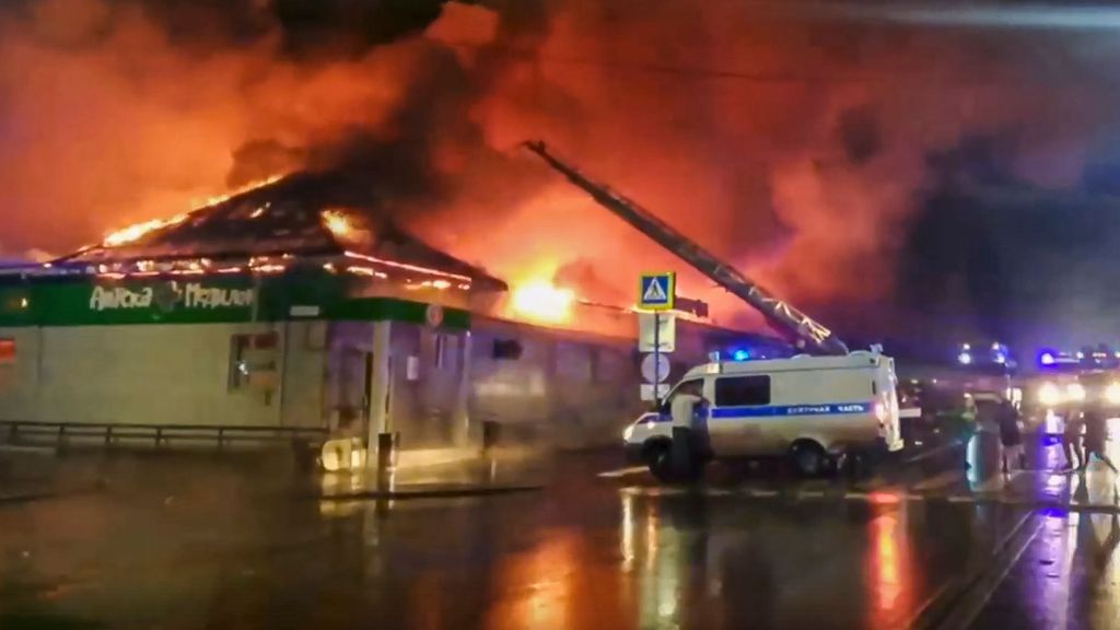 Al menos 15 muertos en un incendio intencionado en una cafetería de Rusia