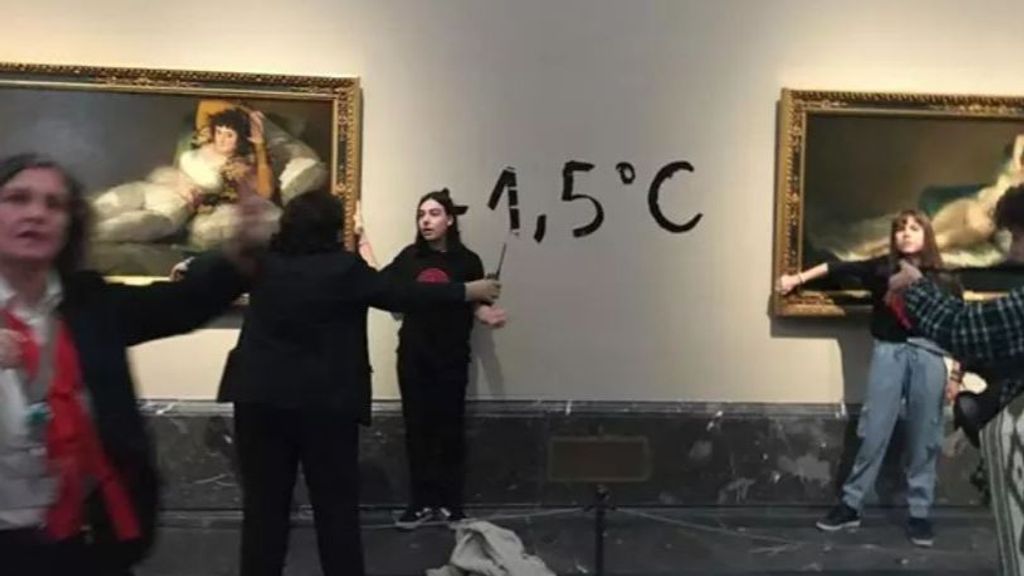 Dos activistas ecológicas se pegan a los cuadros de 'Las Majas' de Goya en el Prado