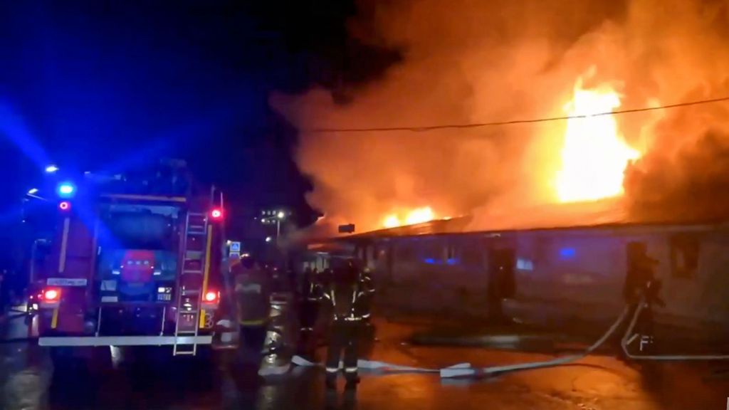 Bomberos extinguen el fuego desatado en una cafetería de Rusia