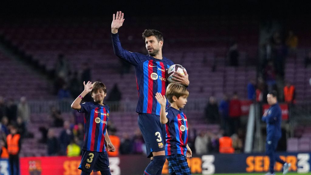 Gerard Piqué junto a sus dos hijos en su despedida del FC Barcelona