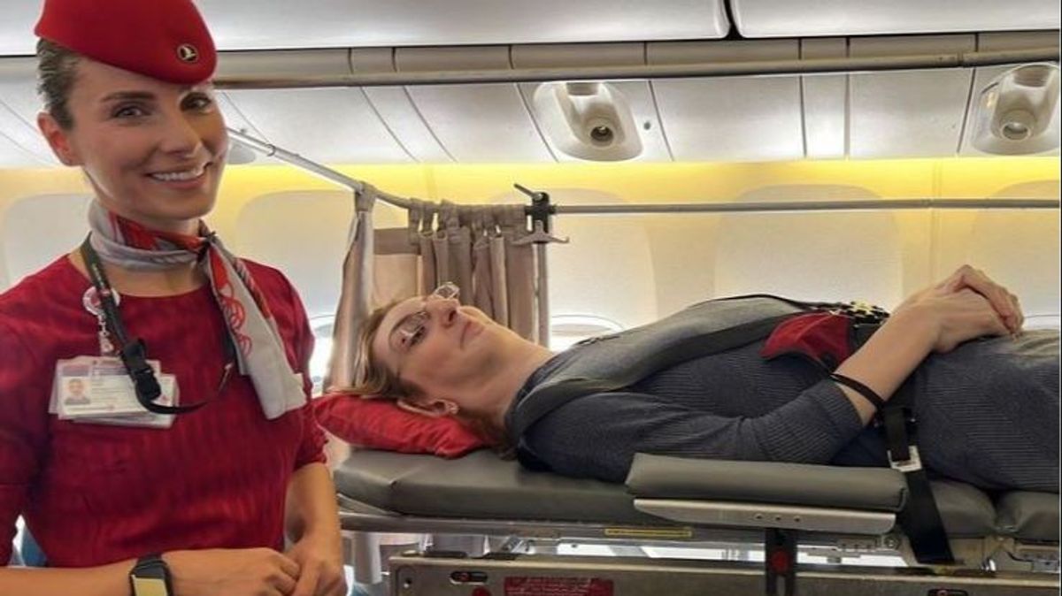 Rumeysa Gelgi, la mujer más alta del mundo, viaja por primera vez en avión