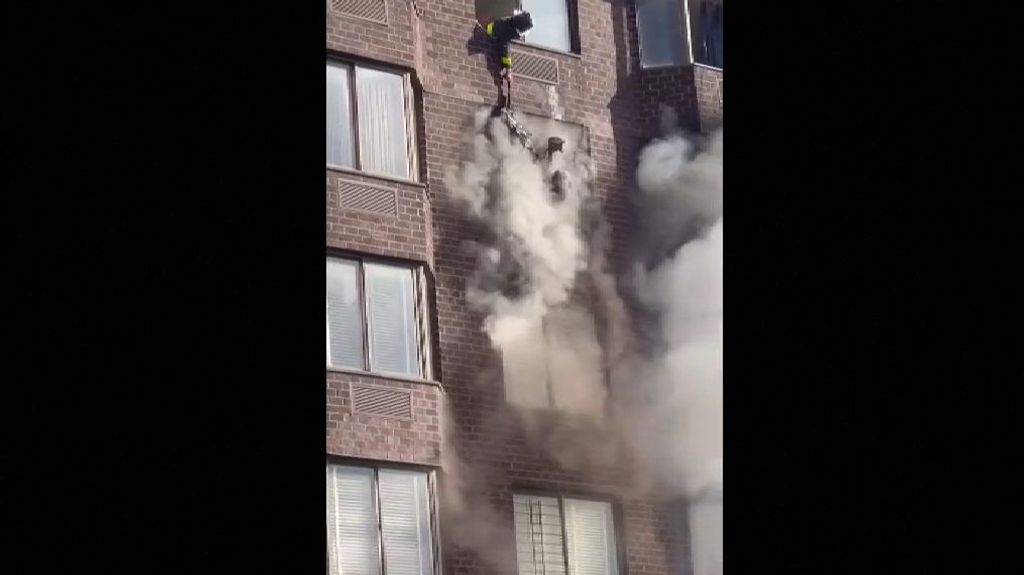 Espectacular incendio en Nueva York: una mujer aguanta colgada de la ventana en medio de las llamas