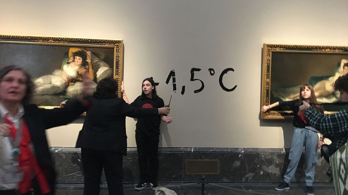 Activistas ecologistas se pegan al marco de las majas de Goya