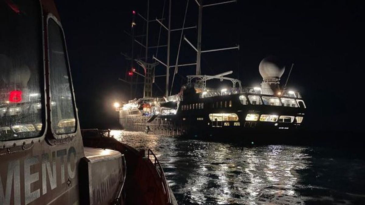Efectivos de Salvamento Marítimo rescatan a una mujer tras caerse de un crucero a 15 millas de Cádiz