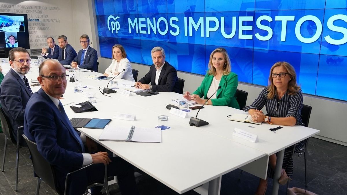 El responsable económico del PP, Juan Bravo, reunido con los consejeros de Hacienda populares el pasado 3 de octubre