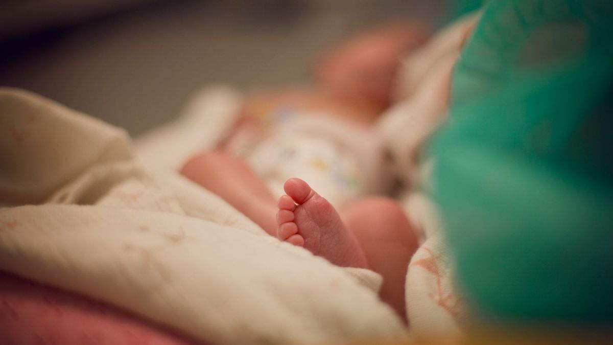Imagen de archivo de un bebé recién nacido en una incubadora