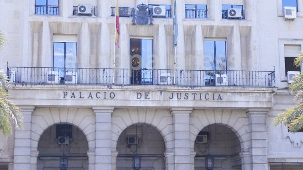 La Audiencia Provincial de Sevilla juzga a un hombre por maltratar a dos menores y abusar de una de ellos