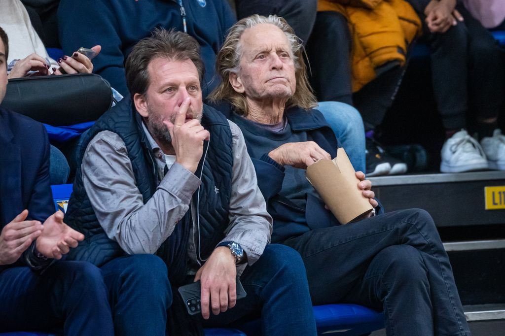 Michael Douglas en un partido de baloncesto en París