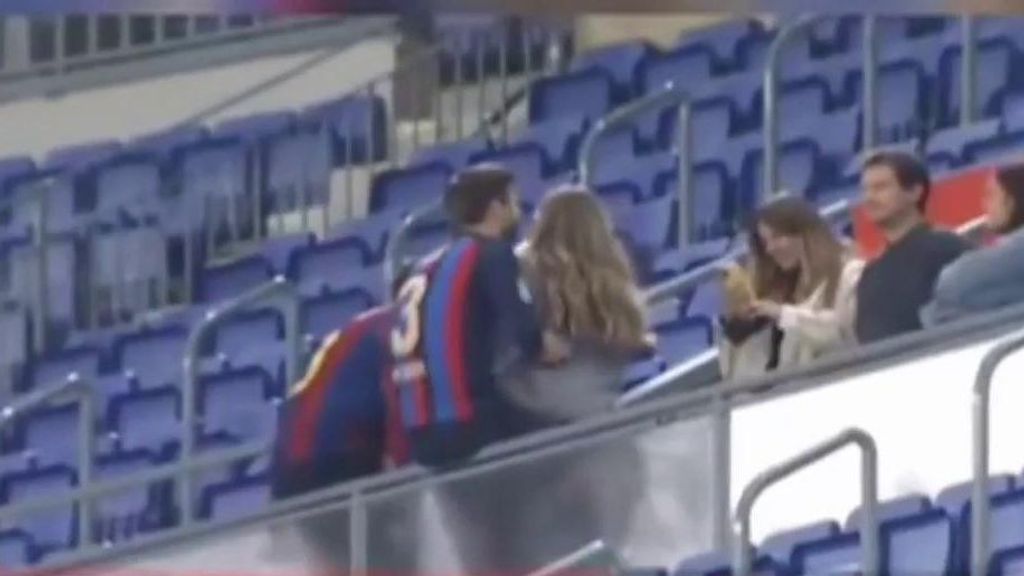 Piqué y Clara Chía desatan su pasión en las gradas del Camp Nou: abrazo y beso incluido