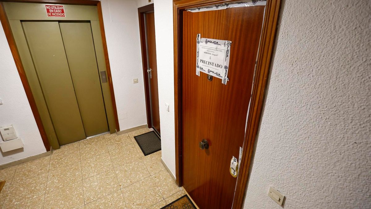 Puerta de la vivienda en la que un hombre de 39 años ha matado con un arma blanca a su pareja, de 29 años, y a la hija de ambos, de 6 años, en la localidad madrileña de Móstoles