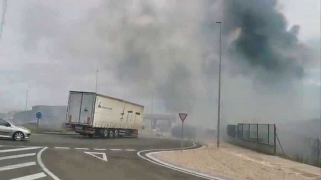 Un incendio en una planta de azufre de Constantí provoca el confinamiento de los vecinos por una nube tóxica