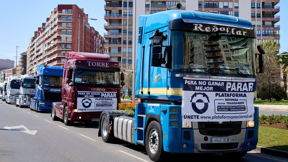 Varios camiones participan en una marcha en Santander, el pasado mes de marzo, durante el anterior paro del sector