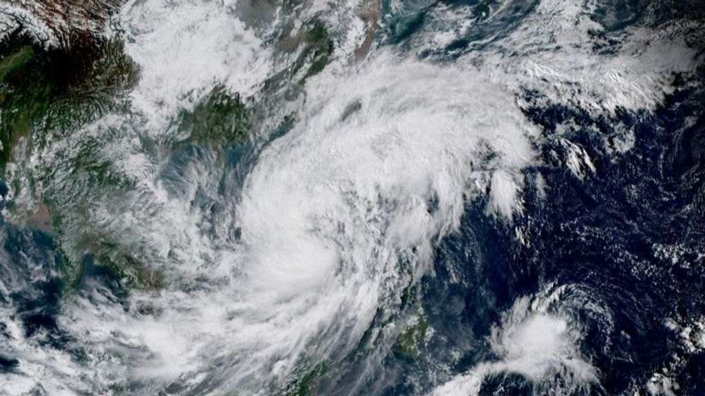 Vista satelital de la tormenta tropical Nalgae a su paso por Filipinas