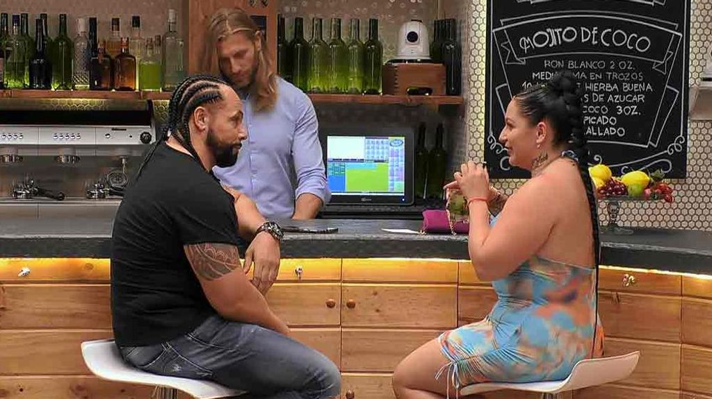 Andrea y Karim durante su cita en 'First Dates'