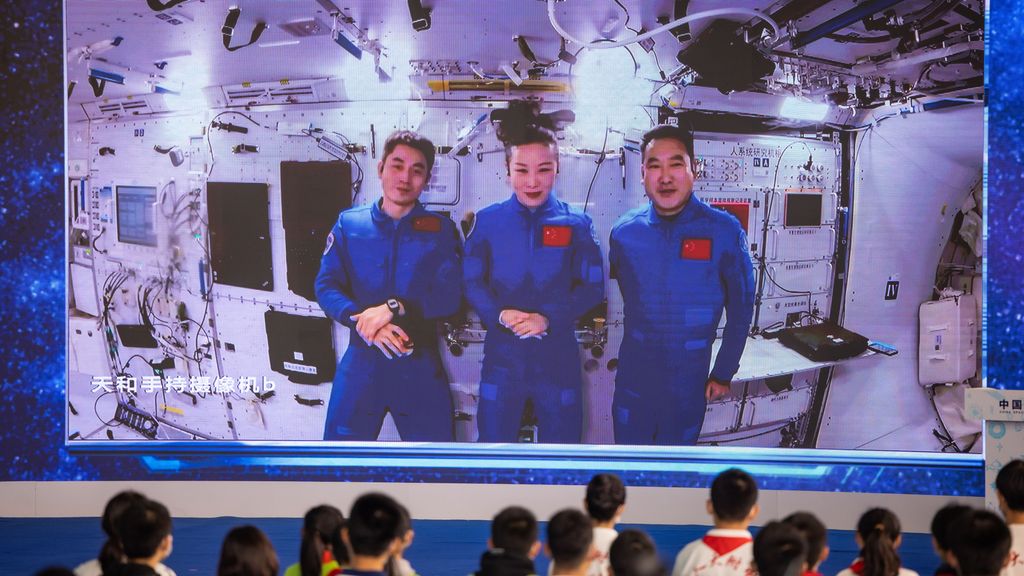 Conexión con los miembros de la tripulación del Shenzhou-13 el 9 de diciembre de 2021