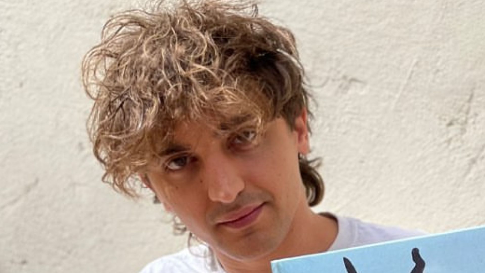 El hijo de Beatriz Cortázar lo peta en la escena indie y se llama ‘Confeti de Odio’