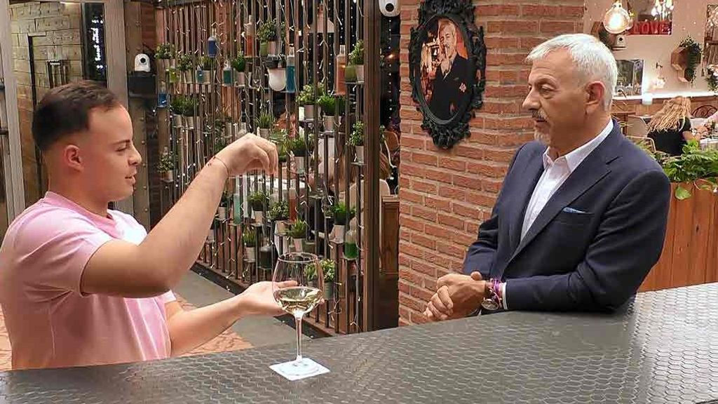 El péndulo de Lorenzo anuncia campanas de boda y su cita en ‘First Dates’ le da calabazas: “No he sentido eso”