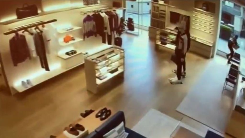 El ridículo de un ladrón en una tienda de Louis Vuitton: se estampa contra un cristal cuando intentaba escapar (Noviembre 2022)