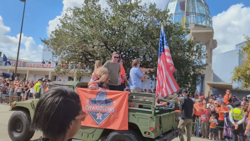 Golpean con una lata de cerveza al senador Ted Cruz en la celebración por la victoria de los Houston Astros (Noviembre 2022)