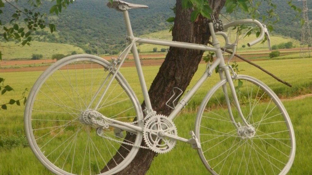 La primera bicicleta colocada en la Carretera Villarrubia donde falleció Luis Gavilán