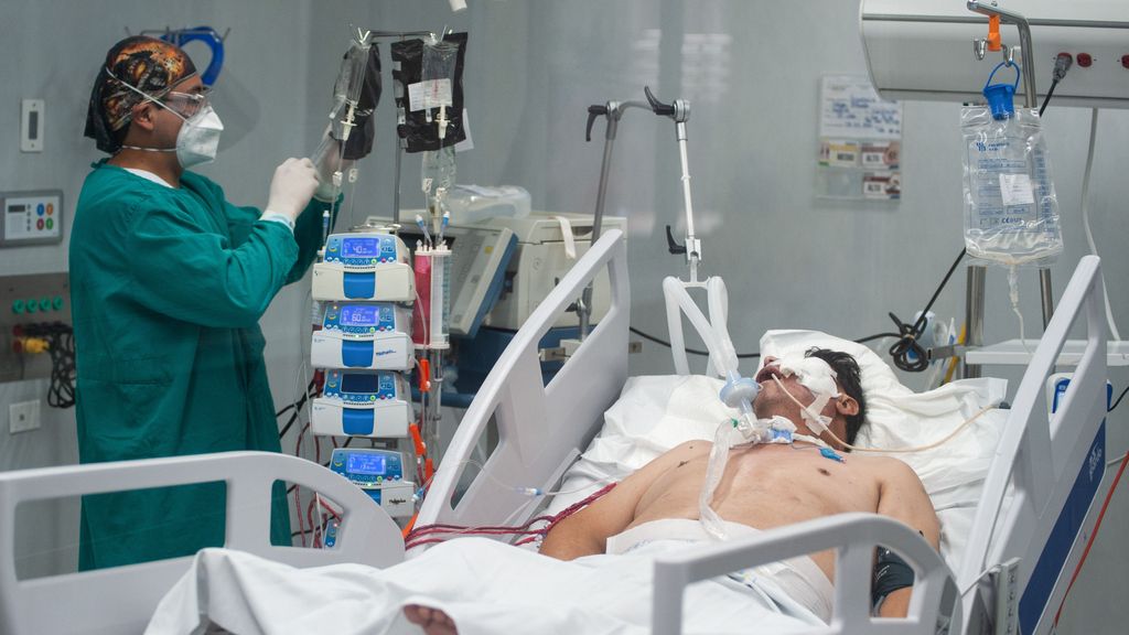 Médico atiende a un paciente en Ecuador