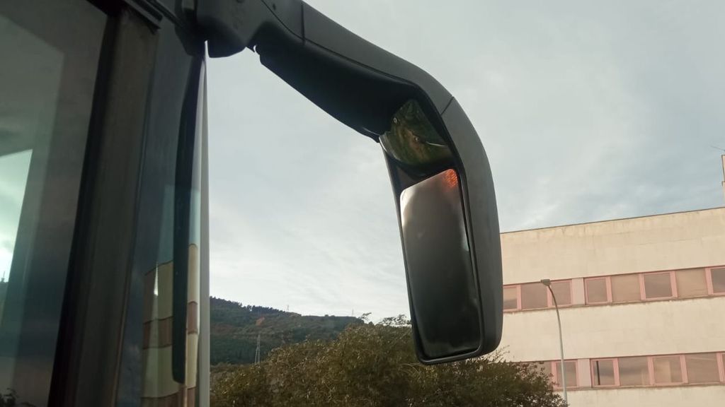 Retrovisor de bus de Bizkaibus saboteado con pintura