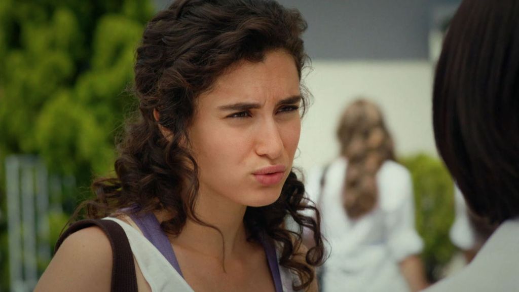 Avance: Zeynep regresa al instituto para despedirse