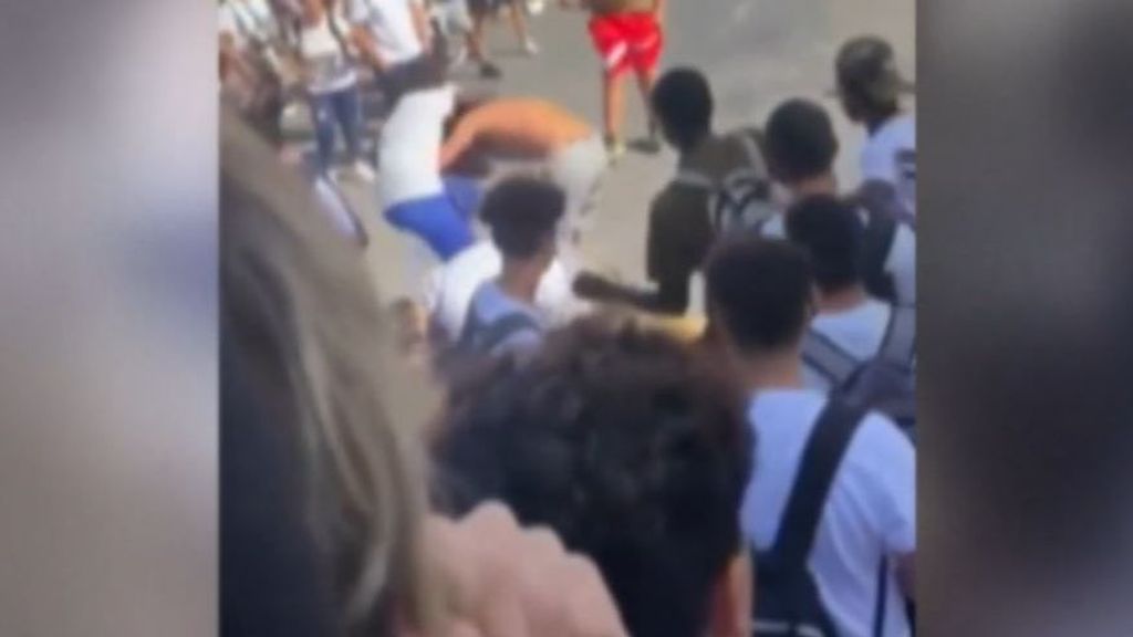Batalla campal entre alumnos a la salida de un instituto en Arona, Tenerife (Noviembre 2022)
