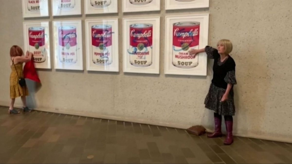 Activistas contra el cambio climático pintan cuadros de Campbell's Soup ...