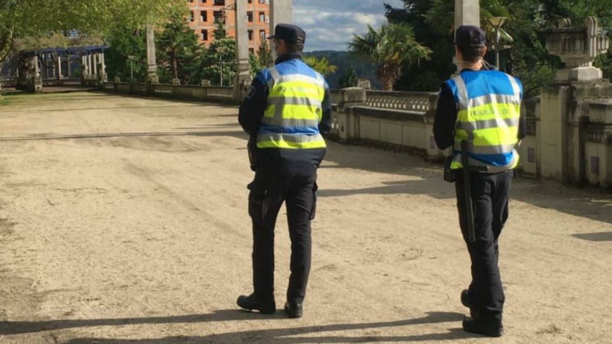 Dos agentes caminando por un parque de Lugo.