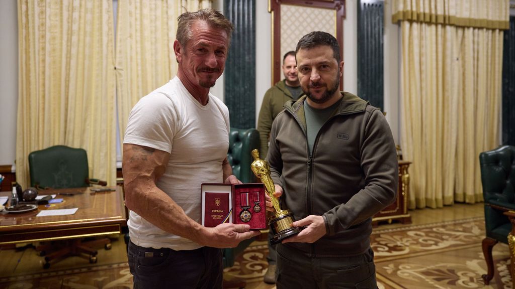 El actor Sean Penn presta uno de sus Oscar a Volodímir Zelenski hasta que logre la victoria